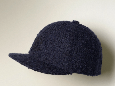 Chanel 軍藍經典tweed粗花呢絨毛鴨舌帽 （Euro930 /$7900) 圖源：Chanel